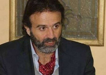 الفنان أيمن عزب يعلن إصابة والده بفيروس كورونا