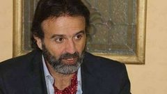 الفنان أيمن عزب يعلن إصابة والده بفيروس كورونا