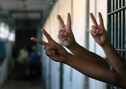 ثلاثة أسرى يواصلون إضرابهم المفتوح عن الطعام