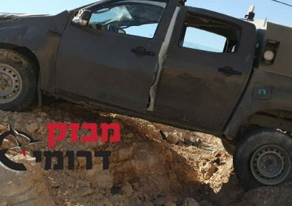 إصابة 4 عناصر من قوات الإحتلال جراء انقلاب مركبتهم