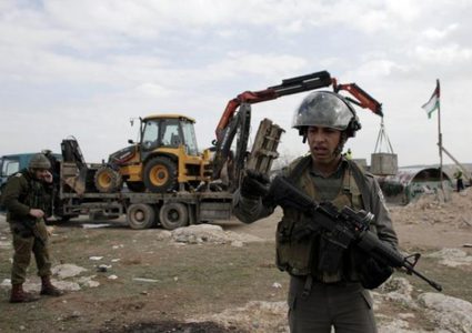 قوات الاحتلال تخطر بوقف البناء في منزلين ببلدة الخضر