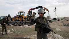 قوات الاحتلال تخطر بوقف البناء في منزلين ببلدة الخضر