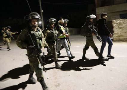 قوات الاحتلال تعتقل شاباً من مخيم الجلزون