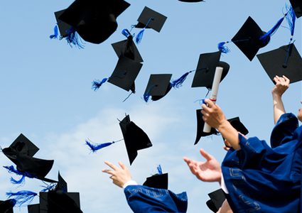 الطالبة منة سنونو من قطاع عزة استطاعت أن تجمع بين العمل والدراسة