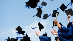 الطالبة منة سنونو من قطاع عزة استطاعت أن تجمع بين العمل والدراسة