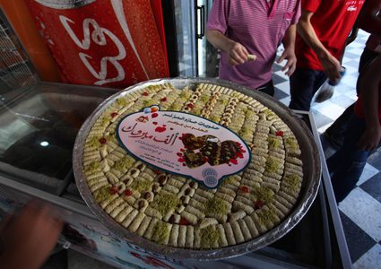 محلات الحلويات بغزة تكتظ بالمشترين في يوم نتائج الثانوية العامة