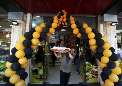 محلات الحلويات بغزة تكتظ بالمشترين في يوم نتائج الثانوية العامة