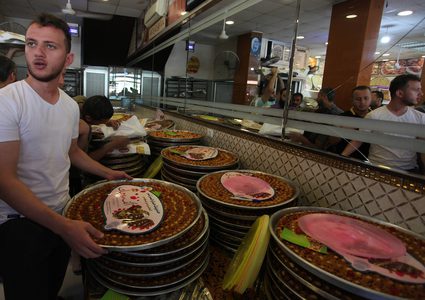 محلات الحلويات بغزة تكتظ بالمشترين في يوم نتائج الثانوية العامة