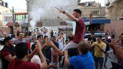 المواطنون في غزة يحتفلون هذا اليوم بنجاح طلاب الثانوية العامة 2020، ومظاهر الفرح تنتشر في كثير من الشوارع والبيوت.