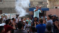 المواطنون في غزة يحتفلون هذا اليوم بنجاح طلاب الثانوية العامة 2020، ومظاهر الفرح تنتشر في كثير من الشوارع والبيوت.