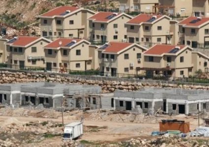 تقرير: مستوطنون يشرعون بإقامة بؤر استيطانية جديدة بحماية الاحتلال