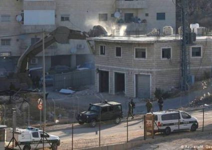 جرافات الاحتلال تهدم قاعة افراح واندلاع مواجهات