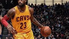جيمس يكتفي باسمه على قميصه لدى استئناف NBA