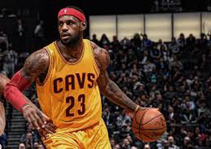 جيمس يكتفي باسمه على قميصه لدى استئناف NBA