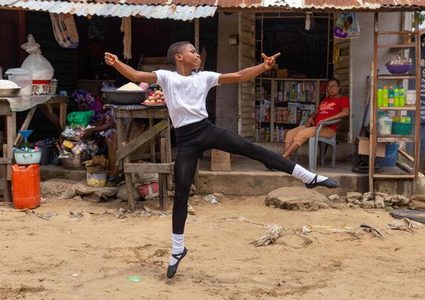 مراهق نيجيري يقرر احتراف رقص الباليه