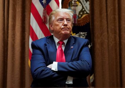 للمرة الأولى.. ترامب يخضع للأمر الواقع ويضع كمامه