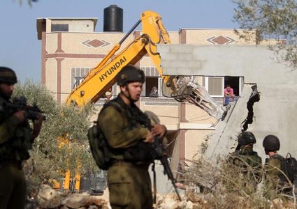 جرافات الاحتلال تهدم منشآت وأسوار منازل جنوب طولكرم