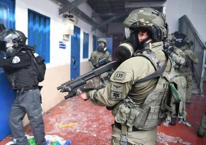 قوات القمع التابعة للاحتلال تقتحم سجن "عوفر" وترش الأسرى بالغاز