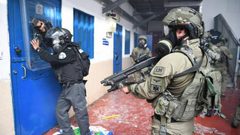 إصابات بالاختناق بين أسرى "عوفر" عقب اقتحامه من قبل قوات القمع