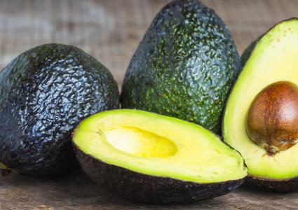 خبيرة: الافوكادو هو "كوكتيل الصحة" الذي يخلص الجسم من الكوليسترول