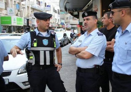 الشرطة تغلق محلات وتحرر مخالفات لعدم الالتزام بحالة الطوارئ بجنين