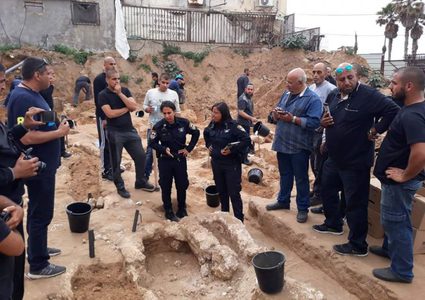 يافا.. تظاهر العشرات ضد تجريف الاحتلال مقبرة الإسعاف الإسلامية