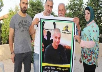 وقفة في الخليل تطالب بإطلاق سراح الأسير المريض أبو وعر