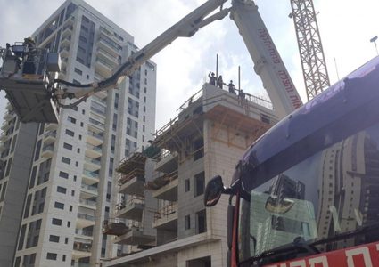 إصابة عامل إثر سقوطه من علو خلال عمله في أراضي الداخل المحتل