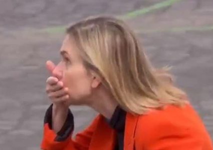 شاهد وزيرة الصناعة الفرنسية تتعرض لموقف محرج بسبب الكمامة