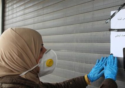 الخليل: الاقتصاد الوطني تغلق مصنعاً مخالفا للإجراءات الصحية