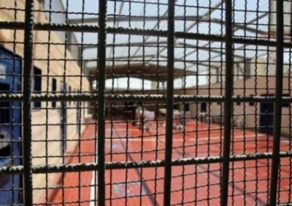 الاحتلال يواصل عزل الأسير حاتم القواسمة في ظروف صعبة