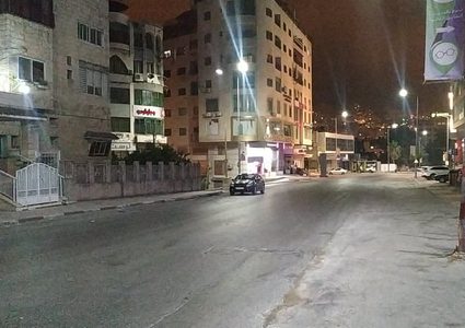 مدينة نابلس مساء اليوم الخميس بعد دخول قرار منع الحركة حتى صباح الاحد القادم حيز التنفيذ​​​​​​​.