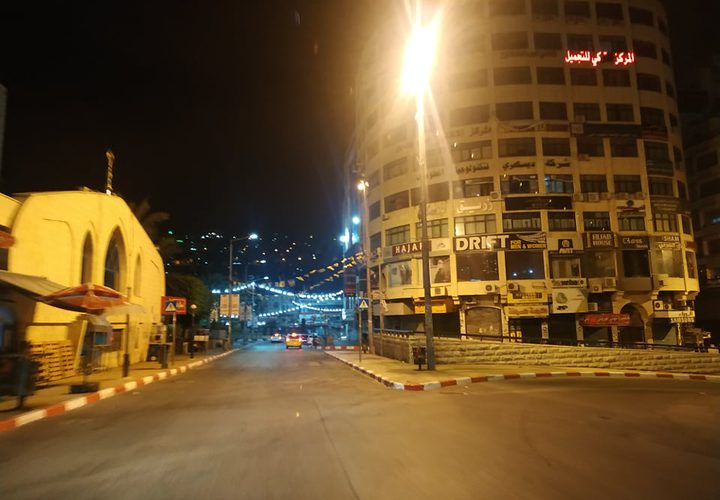 مدينة نابلس مساء اليوم الخميس بعد دخول قرار منع الحركة حتى صباح الاحد القادم حيز التنفيذ​​​​​​​.