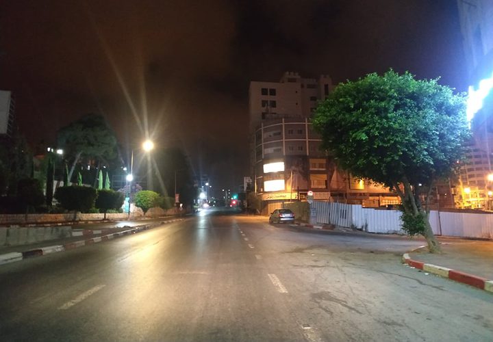 مدينة نابلس مساء اليوم الخميس بعد دخول قرار منع الحركة حتى صباح الاحد القادم حيز التنفيذ​​​​​​​.