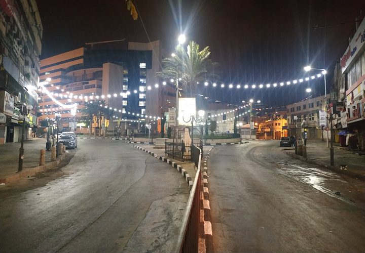 مدينة نابلس مساء اليوم الخميس بعد دخول قرار منع الحركة حتى صباح الاحد القادم حيز التنفيذ​​​​​​​.