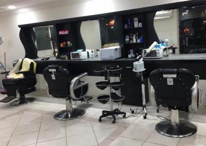 الشرطة تغلق 20 صالون تجميل في نابلس