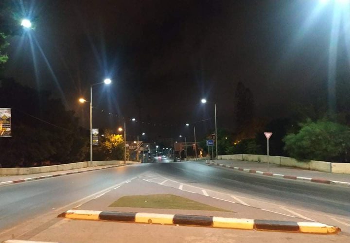 مدينة نابلس مساء اليوم الخميس بعد دخول قرار منع الحركة حتى صباح الاحد القادم حيز التنفيذ​​​​​​​.