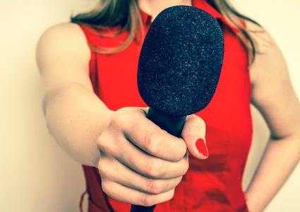 على الهواء مباشرة.. مذيعة تلتقط سنها قبل أن يسقط أمامها