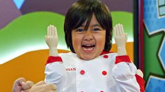 طفل يحصد 26 مليون دولار من تطبيق يوتيوب