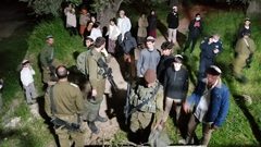 مستوطنون يعتدون على مواطنين في الخليل