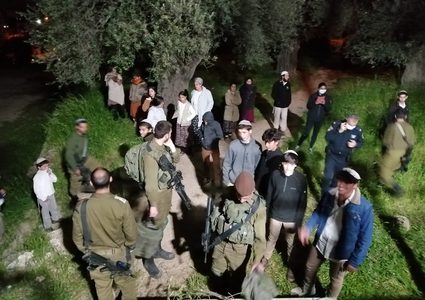 مستوطنون يعتدون على مواطنين في الخليل