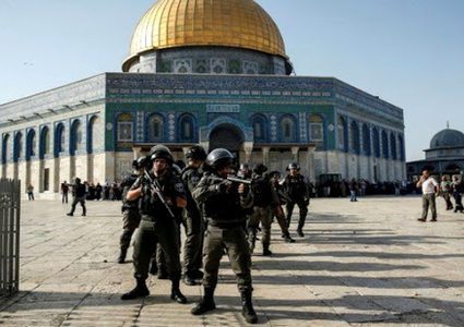 قوات الاحتلال تعتقل حارساً ومصلياً من المسجد الاقصى