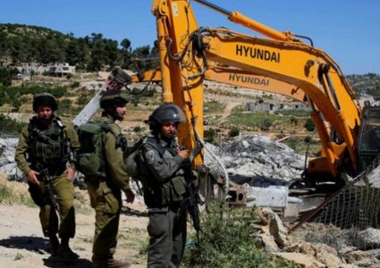 بلدية الاحتلال تجبر مقدسياً ونجله على هدم منزليهما