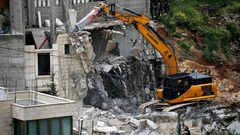 الاحتلال يجبر مواطنا على هدم منزله في القدس