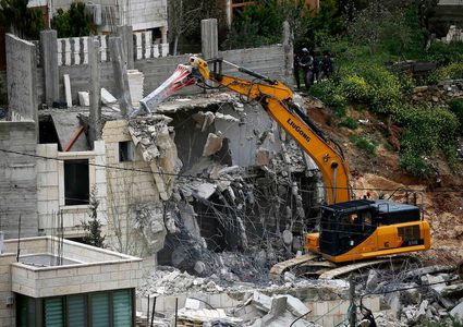الاحتلال يجبر مواطنا على هدم منزله في القدس