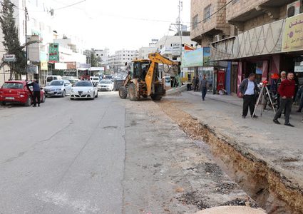 بلدية الخليل تشرع بإعادة تأهيل شارع بالمدينة