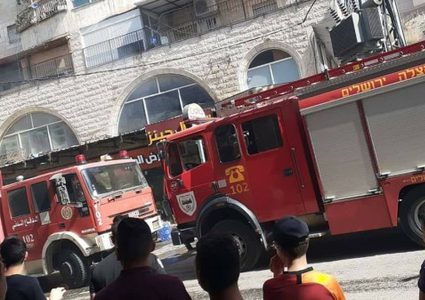 5 اصابات اثر اندلاع حريق كبير بأحد مباني مخيم شعفاط