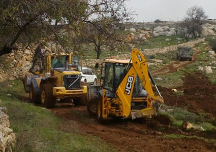 الاحتلال يجرف أراضي مواطنين شرق بيت لحم