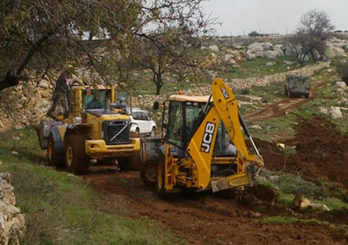 الاحتلال يجرف أراضي مواطنين شرق بيت لحم