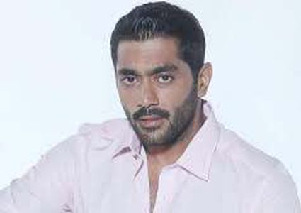 الفنان أحمد فلوكس يوجه رسالة مؤثرة لوالدته